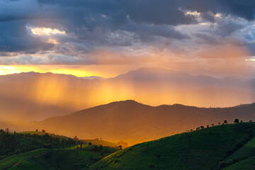 Obraz premium dramatic sunset sky with clouds over mountains landscape