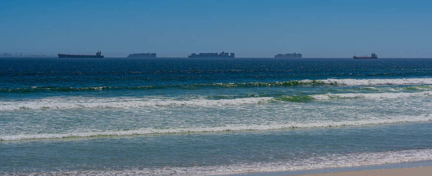Containerschiff mit Container vor Kapstadt auf Anker gelegt auf dem Atlantischen Ozean