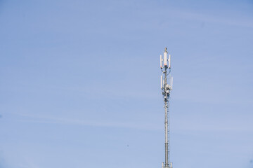 Obraz premium LTE radio network communication equipment with wireless modules and smart antennas mounted on metal on clouds sky background. Telecommunication tower of 4G and 5G cellular. Macro base station.