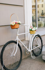 Fototapeta na wymiar White bicycle with flower decor