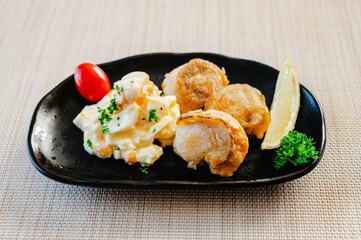 和食器に盛ったホタテのムニエル
