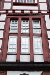 Altes rieisiges Fenster in mittelalterlichem Fachwerkbau