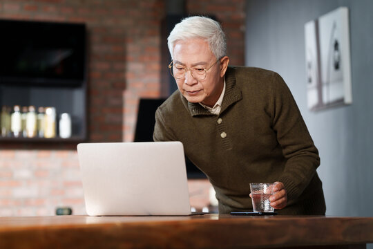 The elderly to use a computer