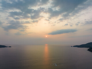 Obraz premium aerial panorama view beautiful sunset The beautiful sky reflects on the sea.scenery sunset at Patong Beach, Phuket used to be one of the top tourist destinations in the world..sky sunset background