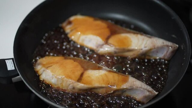 ぶりの照り焼きを作る様子