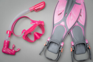 Snorkeling equipment for children in pink, snorkel, mask and fins.