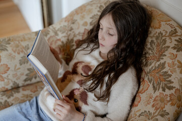 Mädchen, 8 Jahre, liest ein Kinderbuch
