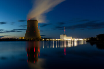 Obraz na płótnie Canvas Kernkraftwerk Isar bei Landshut am Abend