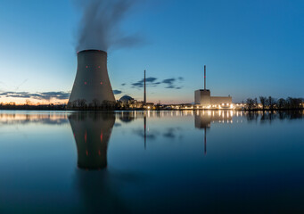 Kernkraftwerk Isar bei Landshut am Abend - obrazy, fototapety, plakaty