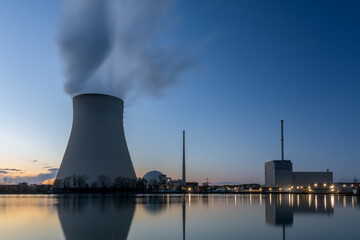 Obraz na płótnie Canvas Kernkraftwerk Isar bei Landshut am Abend