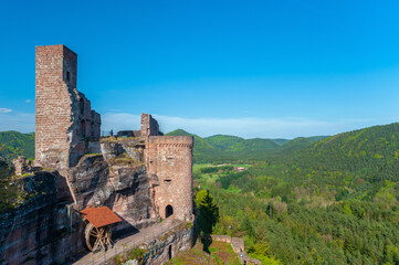 Fototapeta premium Burgenmassiv Altdahn, hier der Blick von der Burgruine Grafendahn zur Burgruine Altdahn bei Dahn. Region Pfalz im Bundesland Rheinland-Pfalz in Deutschland