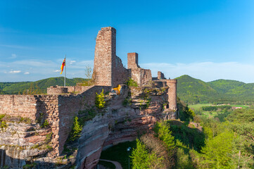 Burgenmassiv Altdahn, hier der Blick von der Burgruine Grafendahn zur Burgruine Altdahn bei Dahn. Region Pfalz im Bundesland Rheinland-Pfalz in Deutschland