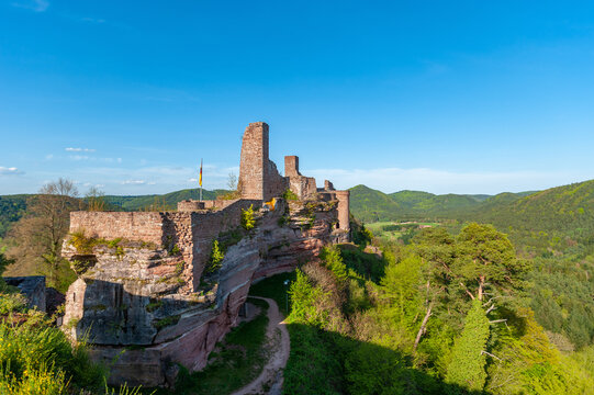 Burgenmassiv Altdahn, hier der Blick von der Burgruine Grafendahn zur Burgruine Altdahn bei Dahn. Region Pfalz im Bundesland Rheinland-Pfalz in Deutschland