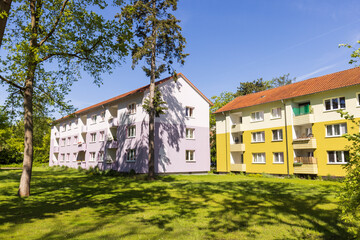 Zwei Mehrfamilienhäuser mit Grünfläche © Christian Schwier