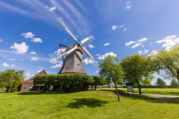 Fototapeta na wymiar Historische Windmühle in Destel, Stemwede, Mühlenkreis Minden-Lübbecke