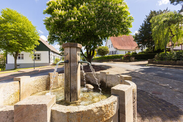 Altes Fachwerkhaus mit Springbrunnen in einem Dorf in Deutschland