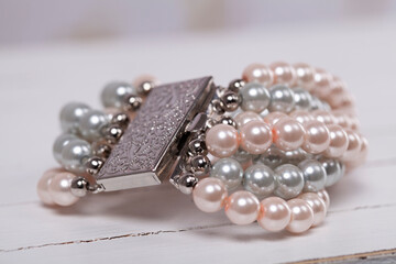 Imitation pearl bracelet with metal buckle.
