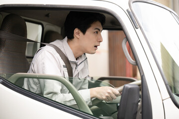 トラックの運転でびっくりして前方で急ブレーキをかける事故のイメージ