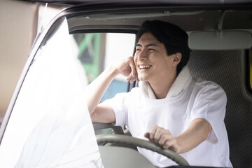 配送の求人や採用のイメージにも　トラックを運転する作業員