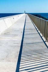 Fototapeta premium Vanishing point of a promenade over a breakwater