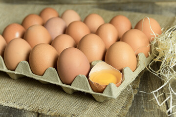 Freshly picked chicken eggs on a rustic background © Jan Kravа