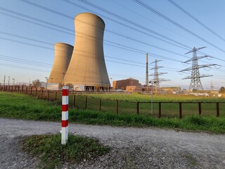 Atomkraftwerk (AKW / KKW) Grafenrheinfeld, zwei Kühltürme