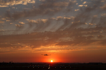 Avión volando al atardecer