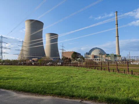 Atomkraftwerk (AKW / KKW) Grafenrheinfeld, zwei K&uuml;hlt&uuml;rme