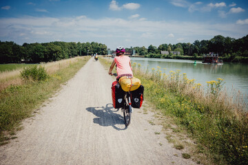 Familie auf einer Fahrradtour entlang des Dortmund-Ems Kanals bei Münster in den Sommerferien,...