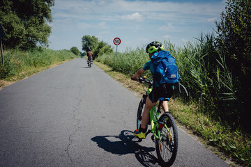 Junge auf einer Fahrradtour durch die Rieselfelder bei Münster in den Sommerferien, Deutschland
