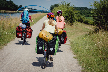 Familie auf einer Fahrradtour entlang des Dortmund-Ems Kanals bei Münster in den Sommerferien, Deutschland
