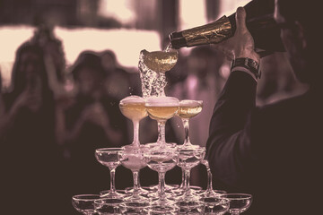 Champagne Tower: Wedding, Elegant Celebration, Bubbles Overflowing, Luxurious Event, Festive Toast, Party Essential, Sophisticated Ambiance, Memorable Moment - obrazy, fototapety, plakaty