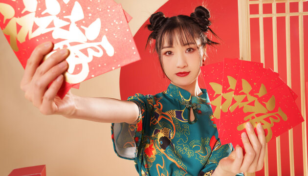 The young woman holding New Year red envelopes