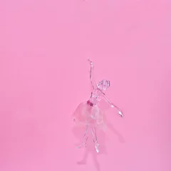 Papier Peint photo Monument historique Crystal glass ballerina figure isolated on a pink background