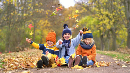 lachende ausgelassene Kinder im Herbst