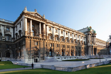 Obraz premium View of the Hofburg Palace from the palace garden. Vienna, Austria