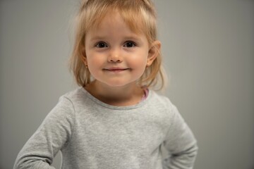 Naklejka premium Portrait of a happy smiling child girl isolated over white background. Copy space for ad.