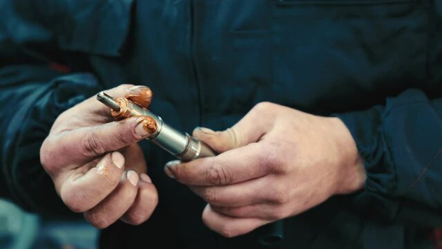 Lubrication of diesel injectors before installation in a car.