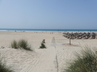 Strandabschnitt im Winter ohne Menschen an der Costa de la Luz in Andalusien am Atlantik 