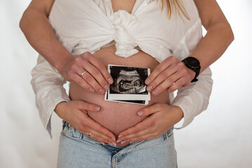 happy pregnant woman, mom and dad, second trimester, newborn, expectation