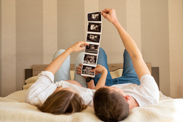 happy pregnant woman, mom and dad, second trimester, newborn, expectation