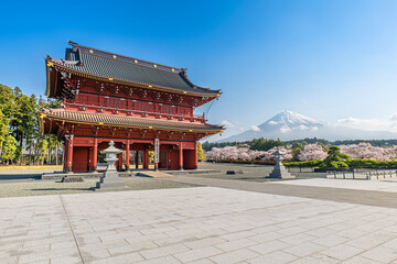 富士山と寺の大きな赤い門