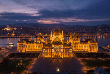 Obraz premium Hungarian Parliament Building in Budapest Cityscape A Bird's Eye View from a Drone Point of View over the Danube River. Night