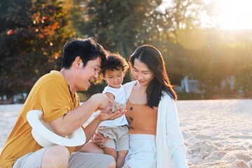 Obraz premium Cute Asian boy travel with parent at the beach.