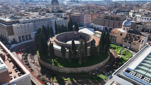 Il mausoleo di Augusto in piazza Augusto Imperatore a Roma.
Vista aerea durante i lavori di ristrutturazione della Piazza. 