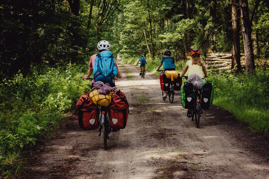 Familie fährt durch einen Wald während einer Fahrradtour durch Niedersachsen in den Sommerferien, Deutschland