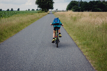 Kleiner Junge auf einer Fahrradtour durch Niedersachsen in den Sommerferien, Deutschland