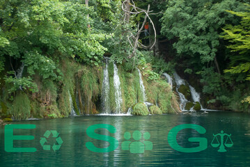 Koncepcja ESG, wspólnego dbania o środowisko. Rezerwat, wodospady czystej wody i nieskażonego środowiska naturalnego.  - obrazy, fototapety, plakaty