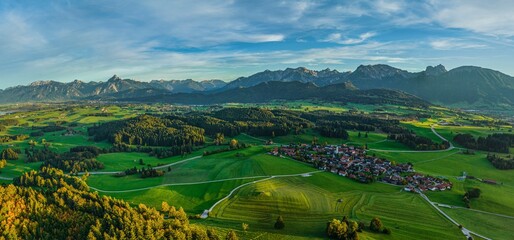 Stimmungsvoller Herbstabend im ostallgäuer Alpenvorland, Ausblick über das Dorf Zell bei Pfronten zum Alpenrand
