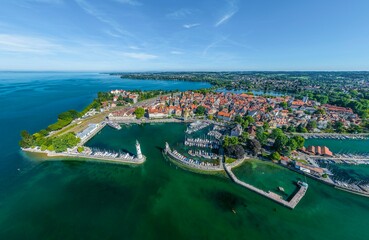 Das berühmte Hafenensemble von Lindau im Bodensee aus der Luft